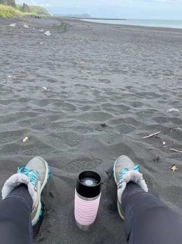 Having a coffee on a black sand beach in Iceland thanks to my insulated coffee mug