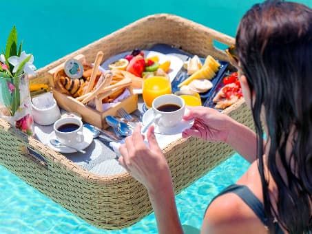Breakfast in pool at Baglioni resort Maldives